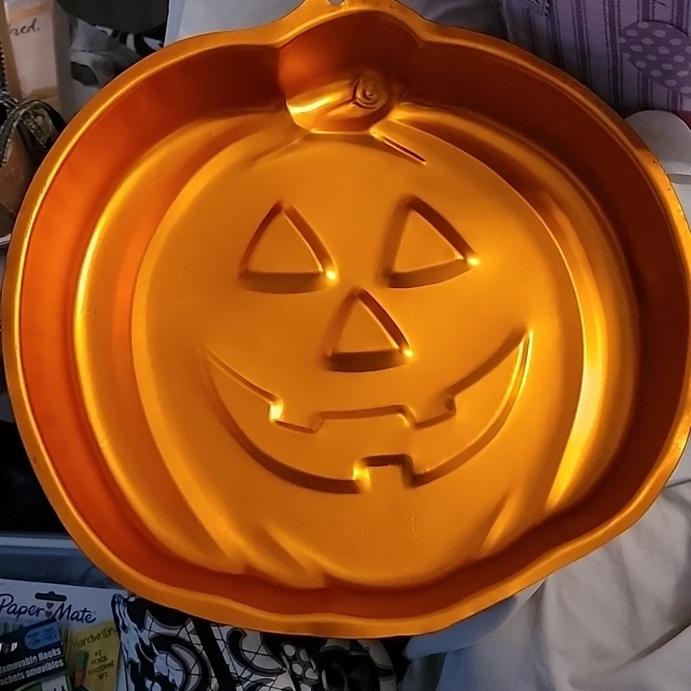 Wilton Iridescent Orange Cake Pan Jack O Lantern Pumpkin Halloween Shape